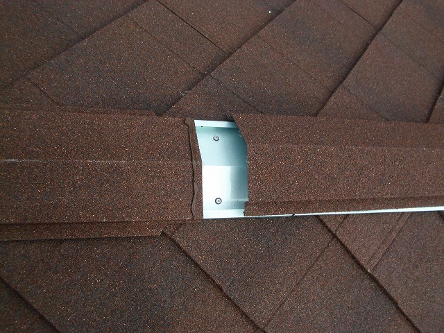 施工中の棟板金